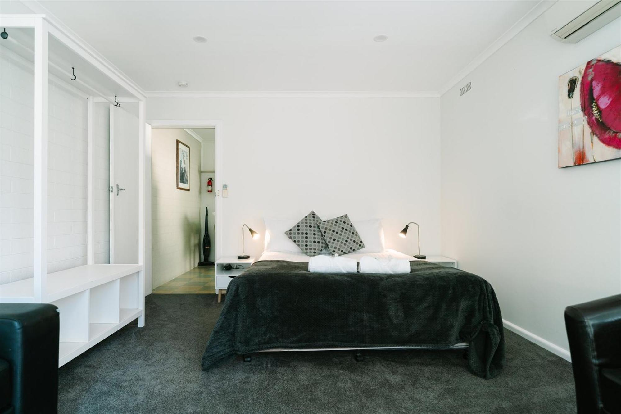 Alpine Riverside Cottages Porepunkah Bagian luar foto