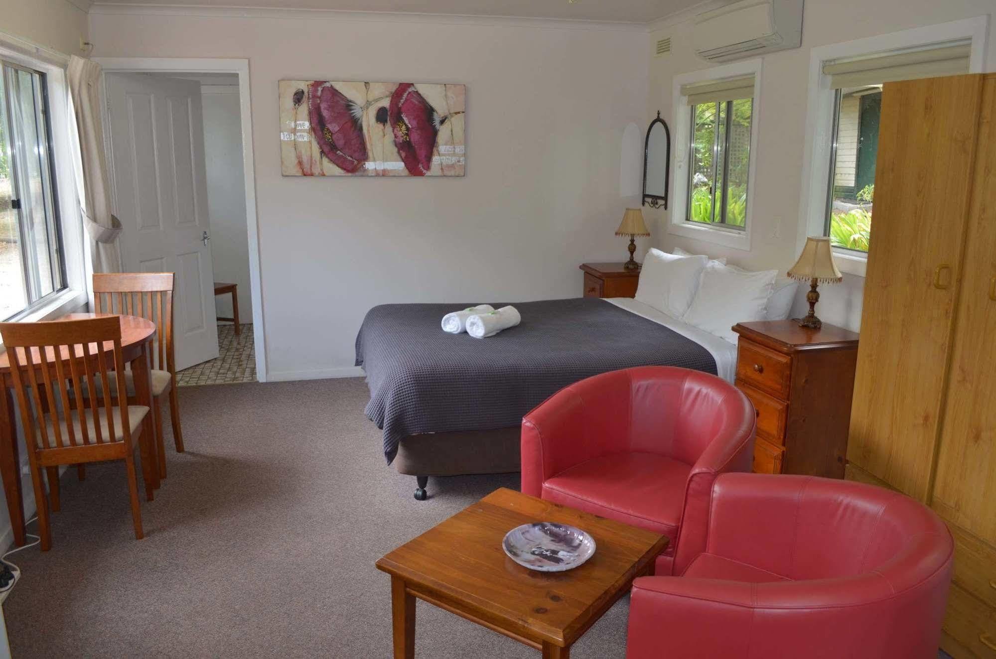 Alpine Riverside Cottages Porepunkah Bagian luar foto