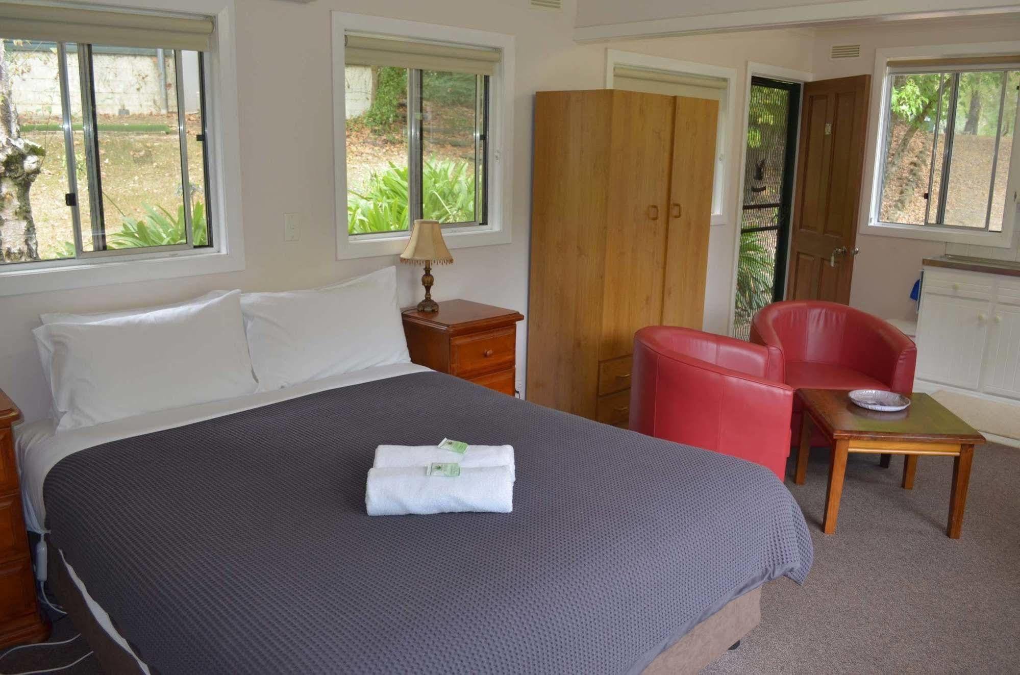 Alpine Riverside Cottages Porepunkah Bagian luar foto